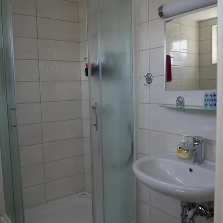 Guest house Rooms-apartments Stojanovic 3*