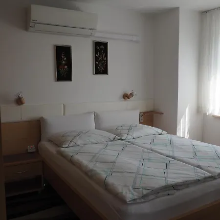 Rooms-apartments Stojanovic 3*