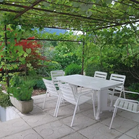 Guest house Rooms-apartments Stojanovic 3*