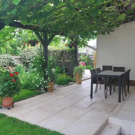 Rooms-apartments Stojanovic Guest house 3*